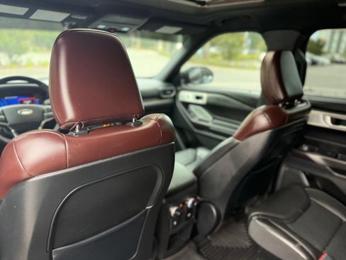 Used 2020 Ford Explorer Platinum w/ Premium Technology Package AWD/4WD image 16