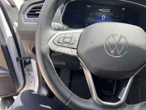 Used 2023 Volkswagen Tiguan SE w/ Panoramic Sunroof Package FWD image 17