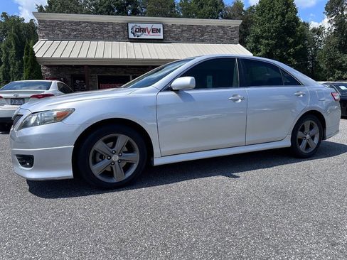 Used 2011 Toyota Camry SE image 1