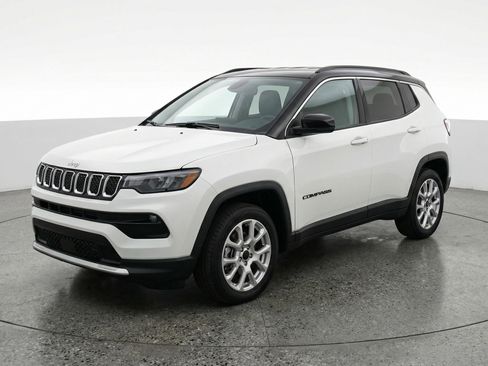 Used 2025 Jeep Compass Limited AWD/4WD image 3