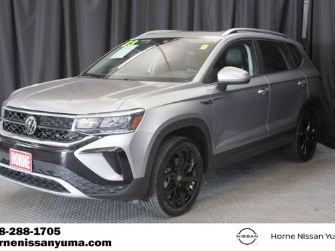 Used 2023 Volkswagen Taos SE w/ Panoramic Sunroof Package FWD image 3