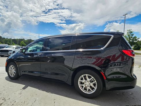 New 2027 Chrysler Pacifica Select FWD image 5