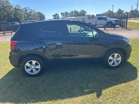 Used 2022 Chevrolet Trax LS w/ Tint and Cruise Package image 9