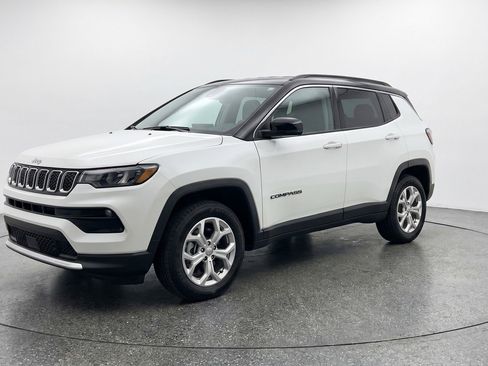 Used 2025 Jeep Compass Latitude AWD/4WD image 3