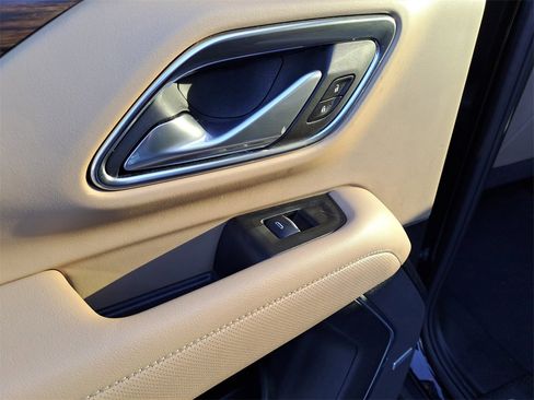 Used 2024 Chevrolet Suburban Premier image 12