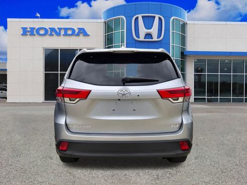 Used 2019 Toyota Highlander XLE image 3