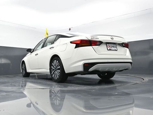 Used 2025 Nissan Altima 2.5 SV FWD image 46
