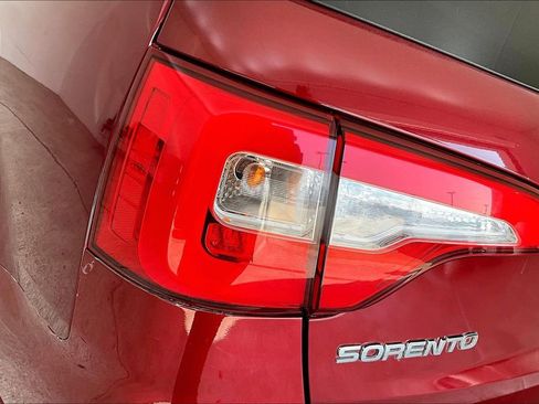 Used 2015 Kia Sorento SX image 39