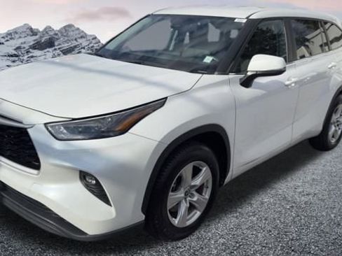 Used 2024 Toyota Highlander LE FWD image 1