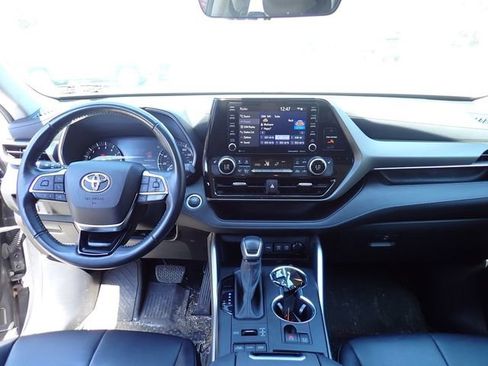 Certified 2021 Toyota Highlander XLE image 12