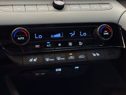 Used 2025 Hyundai Elantra Limited FWD image 21