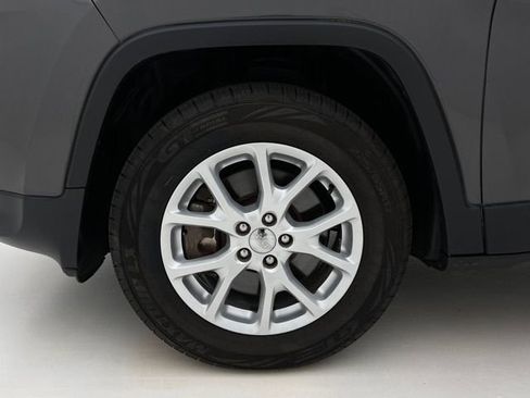 Used 2015 Jeep Cherokee Latitude w/ Cold Weather Group AWD/4WD image 26