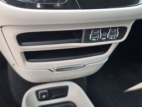 Used 2024 Chrysler Pacifica Touring-L FWD image 16