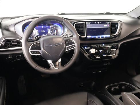 Used 2025 Chrysler Voyager LX FWD image 2