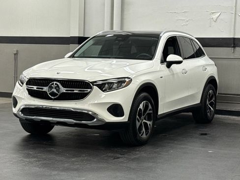 Used 2025 Mercedes-Benz GLC 350e 4MATIC image 5