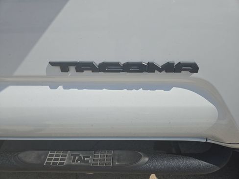 Used 2022 Toyota Tacoma TRD Off-Road w/ Technology Package RWD image 5