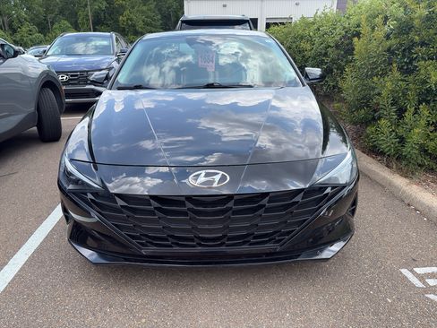 Used 2023 Hyundai Elantra SE FWD image 2