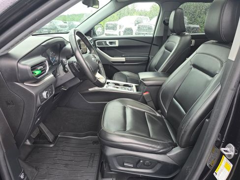 Used 2021 Ford Explorer XLT w/ Equipment Group 202A AWD/4WD image 4