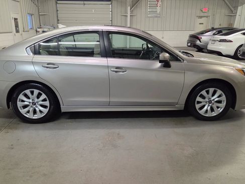 Used 2017 Subaru Legacy 2.5i Premium w/ Moonroof Package AWD/4WD image 9