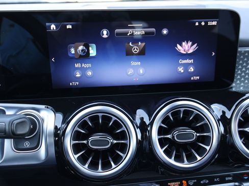 Used 2025 Mercedes-Benz GLB 250 image 40
