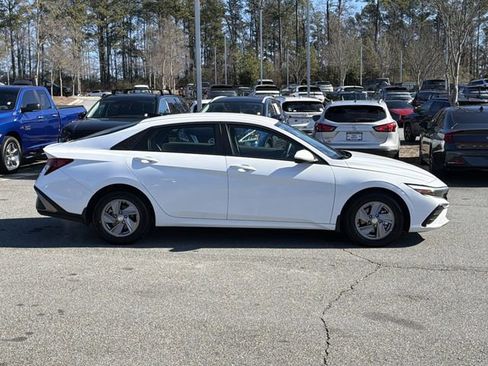 Certified 2025 Hyundai Elantra SE image 8