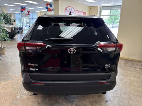Used 2023 Toyota RAV4 XLE Premium image 9