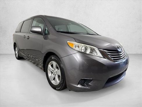 Used 2015 Toyota Sienna LE FWD image 1