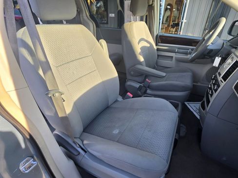 Used 2010 Chrysler Town & Country Touring FWD image 12