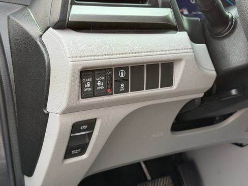 Used 2024 Honda Odyssey EX image 13