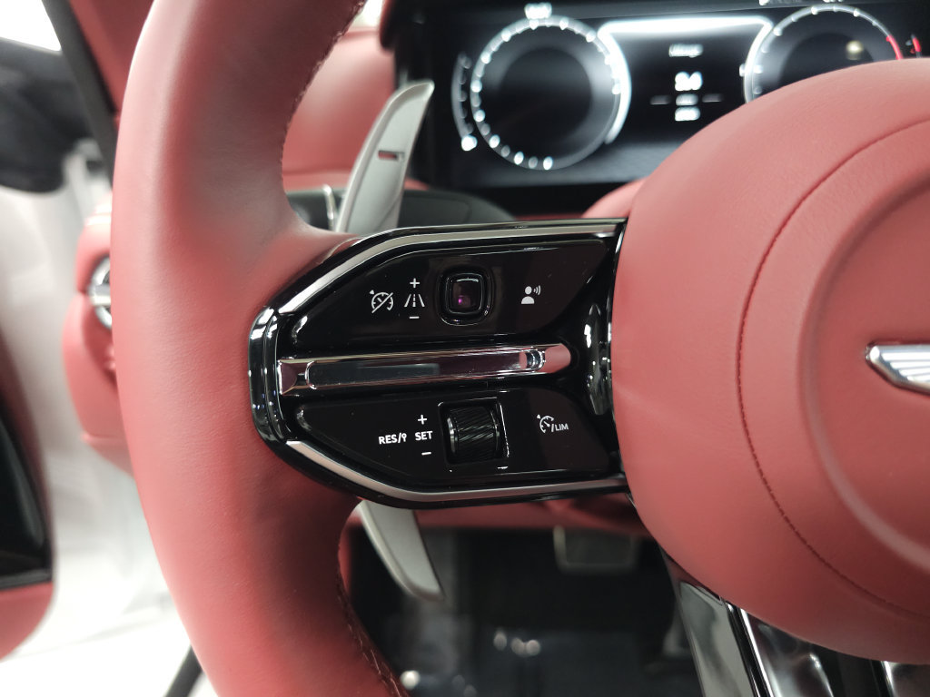 Used 2025 Aston Martin DB12 Coupe RWD image 13