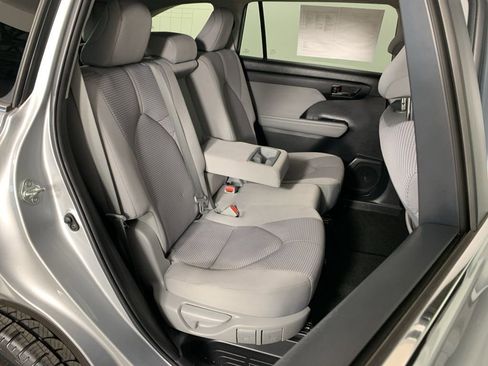 Used 2023 Toyota Highlander LE AWD/4WD image 37