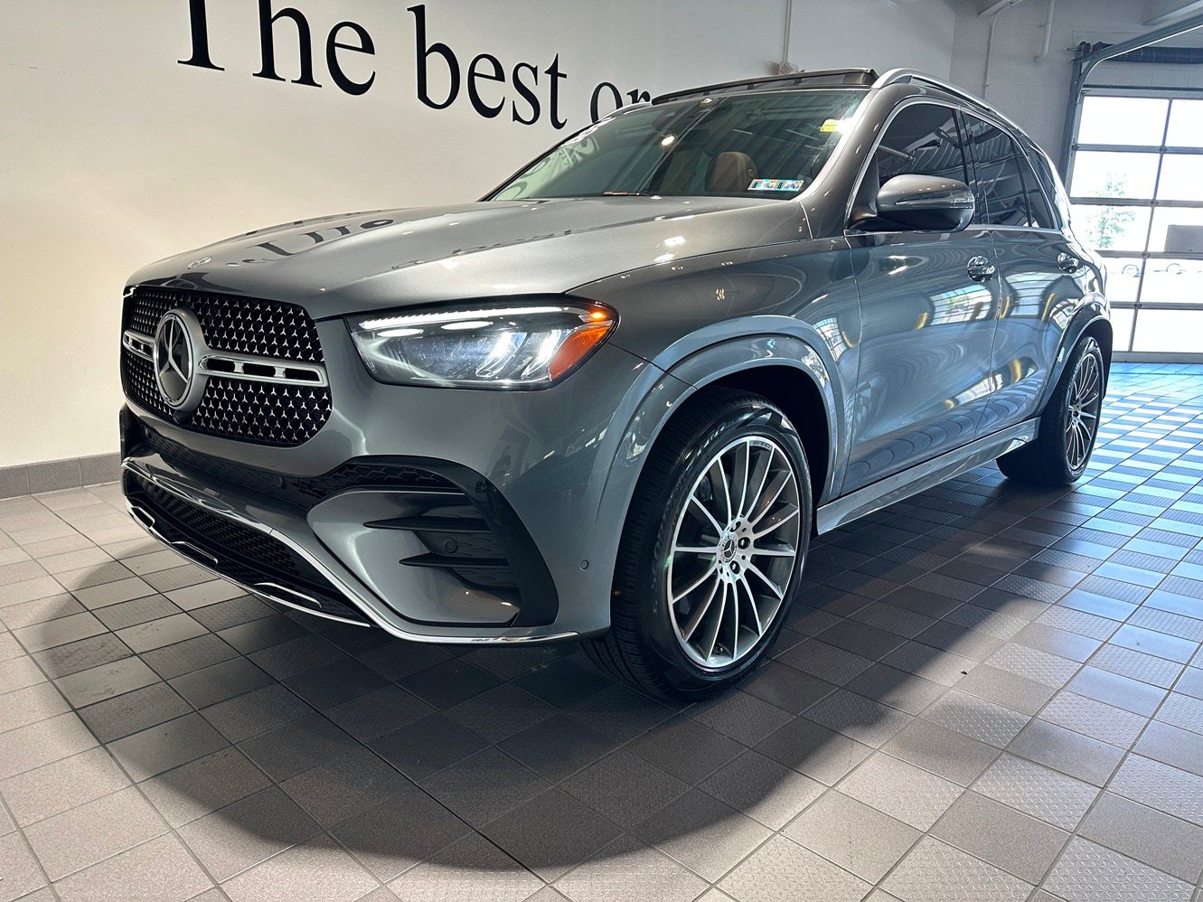 Used 2025 Mercedes-Benz GLE 350 4MATIC w/ AMG Line Exterior image 8