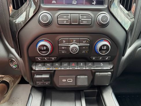 Used 2022 Chevrolet Silverado 1500 LTZ w/ LTZ Premium Package AWD/4WD image 18