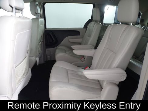 Used 2014 Chrysler Town & Country Touring-L w/ Driver Convenience Group image 10