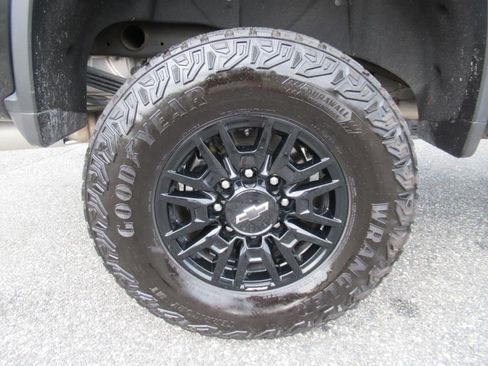 Used 2025 Chevrolet Silverado 2500 ZR2 w/ Technology Package AWD/4WD image 8