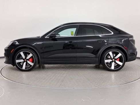 Used 2025 Porsche Macan 4S Electric AWD/4WD image 2
