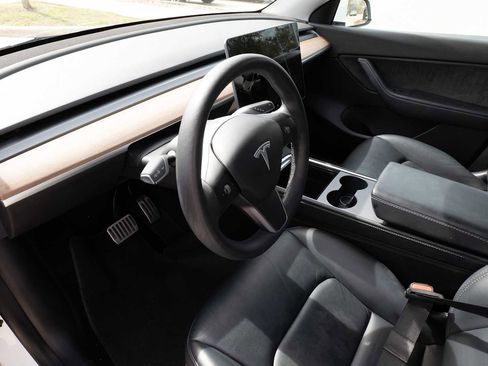 Used 2021 Tesla Model Y Long Range image 9