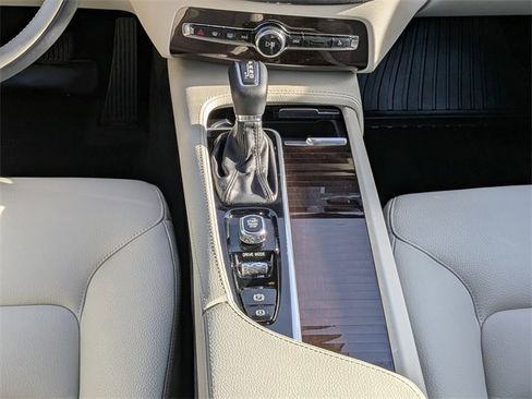 Used 2019 Volvo XC90 T5 Momentum w/ Protection Package Premier image 20