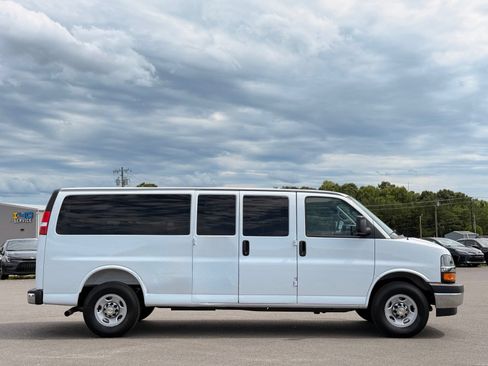 Used 2026 Chevrolet Express 3500 LT w/ LT Preferred Equipment Group RWD image 5