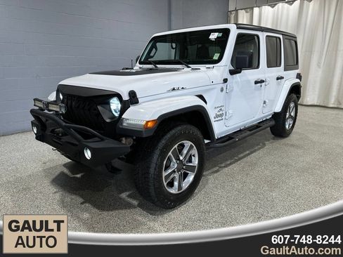 Used 2019 Jeep Wrangler Unlimited Sahara AWD/4WD image 4