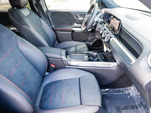 Used 2024 Mercedes-Benz EQB 300 4MATIC image 16