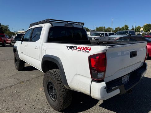 Used 2019 Toyota Tacoma TRD Off-Road w/ Technology Package AWD/4WD image 3