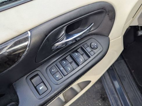 Used 2014 Chrysler Town & Country Touring image 17