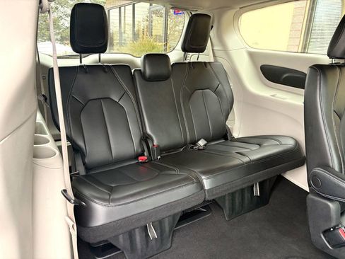 Used 2023 Chrysler Pacifica Touring-L image 12