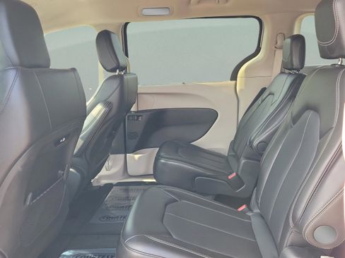 Used 2024 Chrysler Pacifica Touring-L image 13
