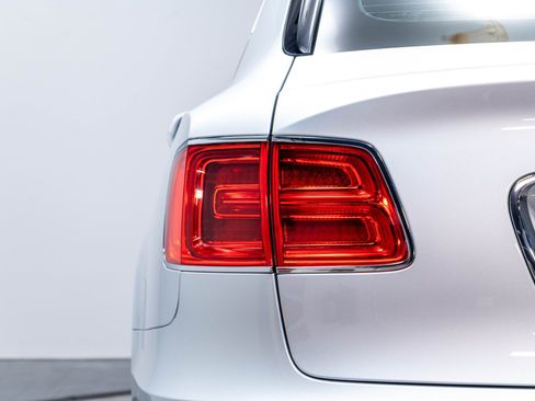 Used 2020 Bentley Bentayga AWD/4WD image 60