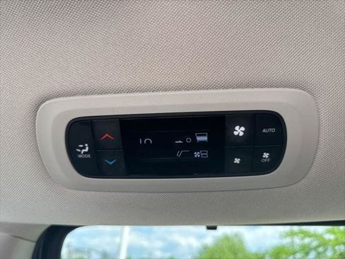 Certified 2023 Chrysler Pacifica Touring-L FWD image 33
