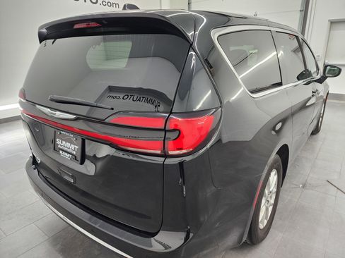 Used 2024 Chrysler Pacifica Touring-L image 5