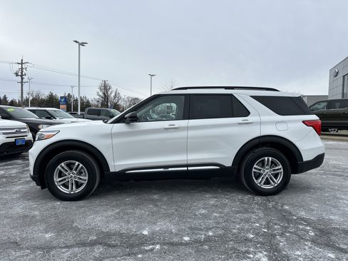Used 2023 Ford Explorer XLT w/ Equipment Group 202A image 7