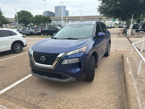Used 2022 Nissan Rogue SV w/ SV Premium Package FWD image 2